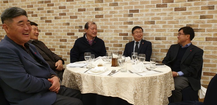 충정포럼 이웃돕기 성금 전달 관련 언론자료 사진