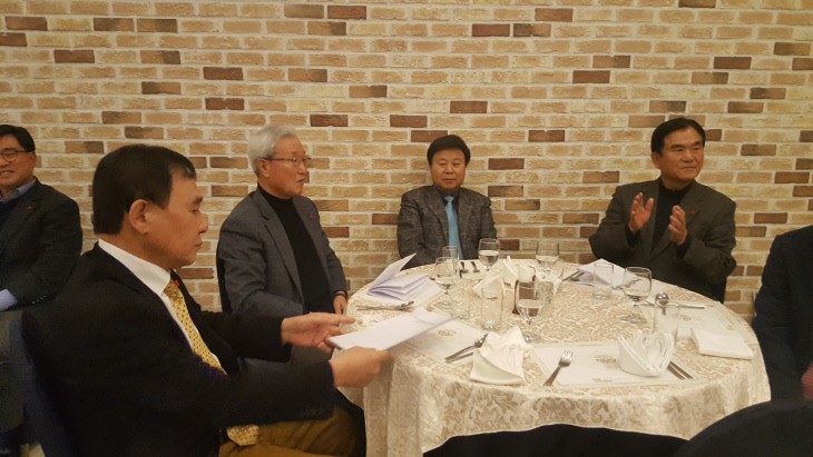 충정포럼 이웃돕기 성금 전달 관련 언론자료 사진