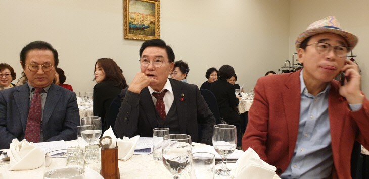 충정포럼 이웃돕기 성금 전달 관련 언론자료 사진